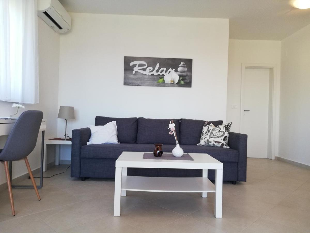 Apartments Oleander Lovrecica-Residence With Pool ภายนอก รูปภาพ