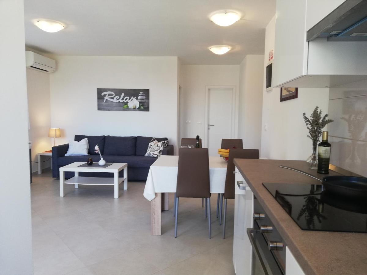 Apartments Oleander Lovrecica-Residence With Pool ภายนอก รูปภาพ