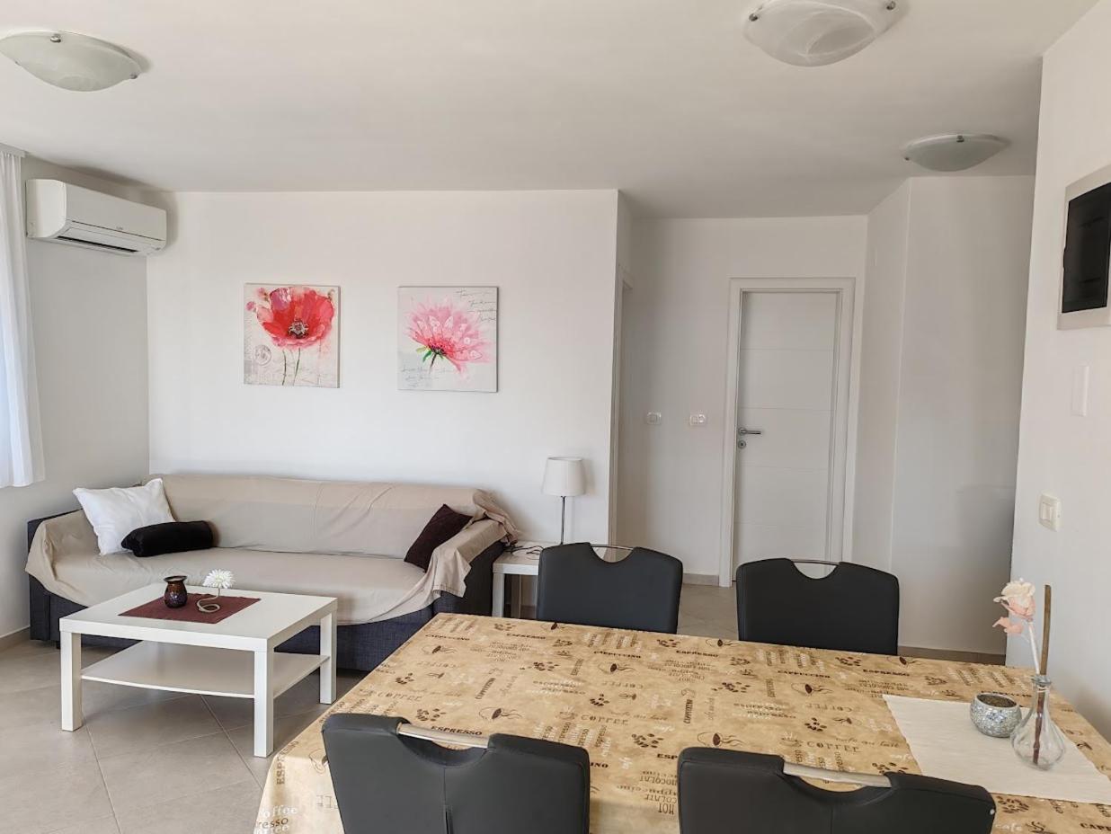 Apartments Oleander Lovrecica-Residence With Pool ภายนอก รูปภาพ